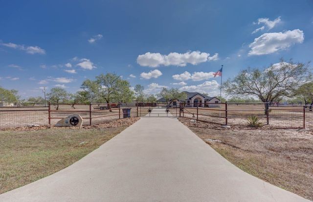 152 Summers Lane, Alice, TX 78332