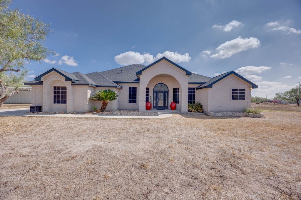 152 Summers Lane, Alice, TX 78332