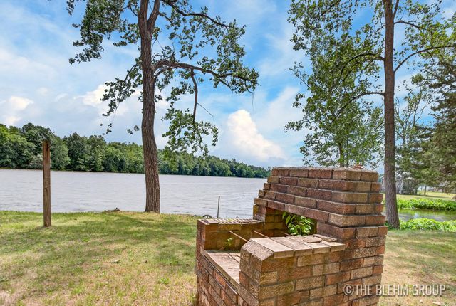 15121 Roberts Shore Drive, Constantine, MI 49042