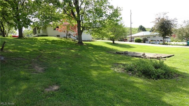11 Lamp Post Lane, New Cumberland, WV 26047