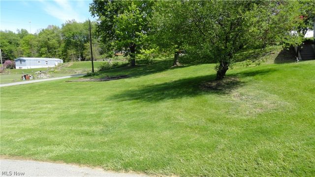 11 Lamp Post Lane, New Cumberland, WV 26047