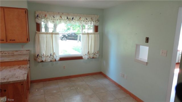 11 Lamp Post Lane, New Cumberland, WV 26047