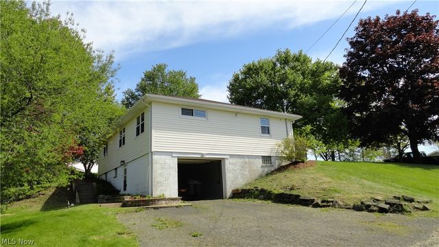 11 Lamp Post Lane, New Cumberland, WV 26047