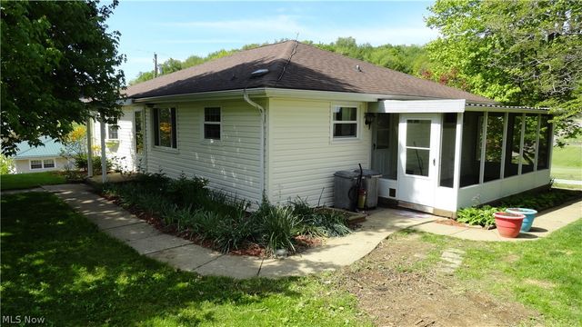 11 Lamp Post Lane, New Cumberland, WV 26047
