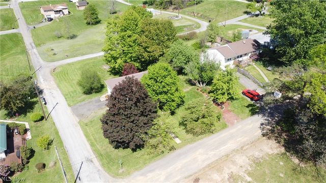 11 Lamp Post Lane, New Cumberland, WV 26047