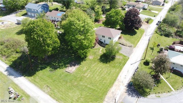 11 Lamp Post Lane, New Cumberland, WV 26047