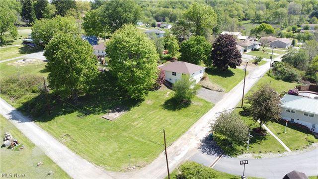 11 Lamp Post Lane, New Cumberland, WV 26047