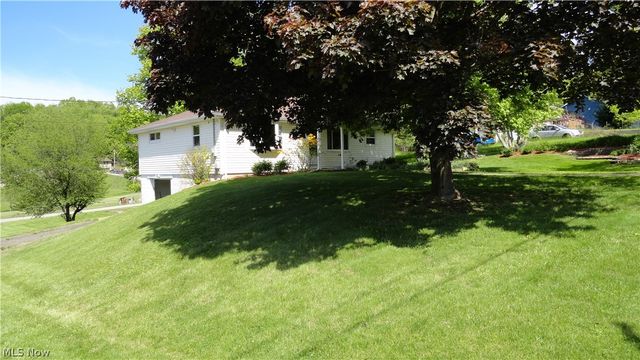 11 Lamp Post Lane, New Cumberland, WV 26047