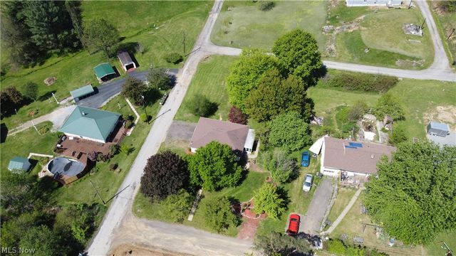 11 Lamp Post Lane, New Cumberland, WV 26047