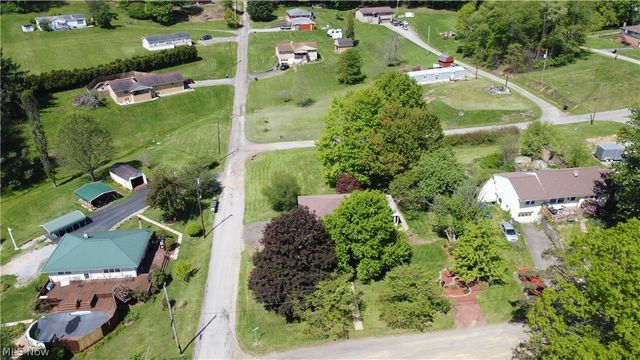 11 Lamp Post Lane, New Cumberland, WV 26047