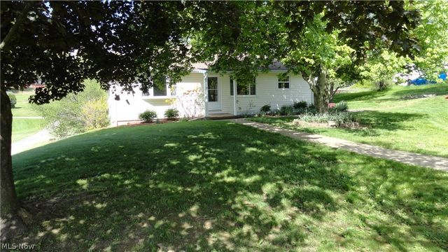 11 Lamp Post Lane, New Cumberland, WV 26047