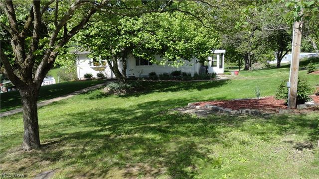 11 Lamp Post Lane, New Cumberland, WV 26047