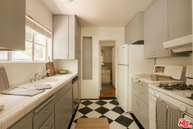 5434 Village Green, Los Angeles, CA 90016