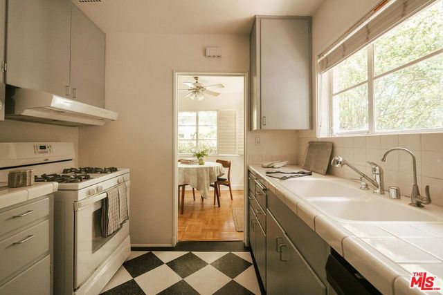 5434 Village Green, Los Angeles, CA 90016