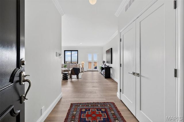 816 S Hanley Road 14B, Clayton, MO 63105