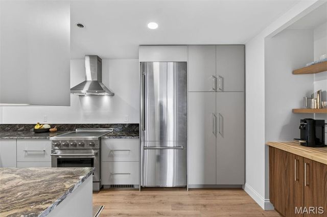 816 S Hanley Road 14B, Clayton, MO 63105