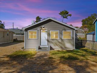 8 Charles St, Wareham, MA 02571