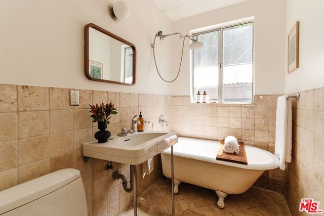 946 Hyperion Avenue, Los Angeles, CA 90029