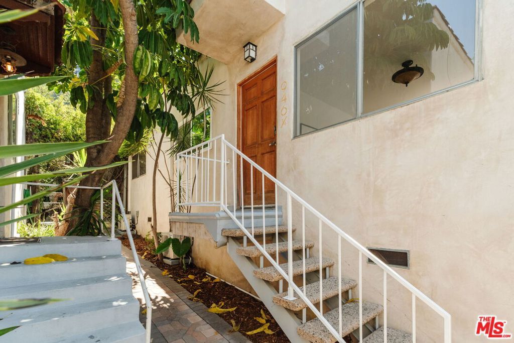 946 Hyperion Avenue, Los Angeles, CA 90029