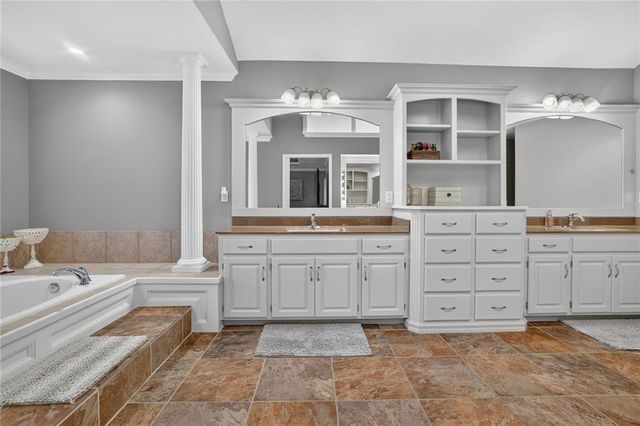 14170 NW 63rd Street, Parkville, MO 64152