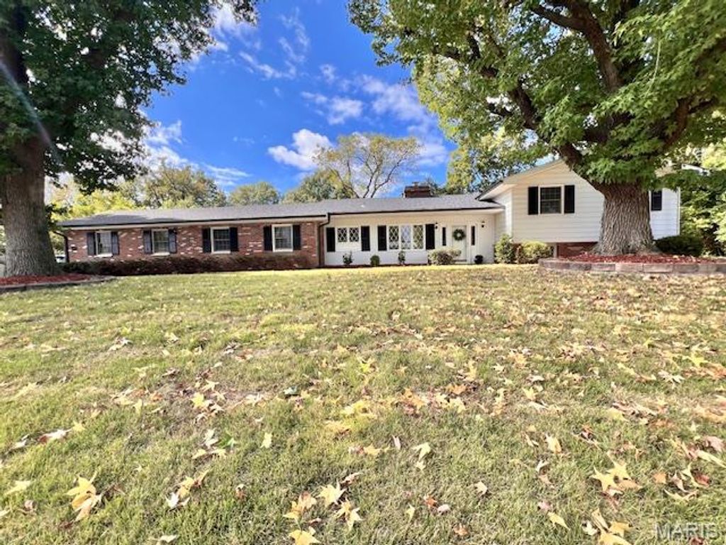 4904 Paris Drive, Godfrey, IL 62035