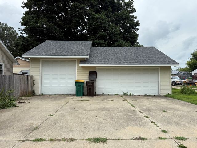 121 E Benton Street, Winterset, IA 50273