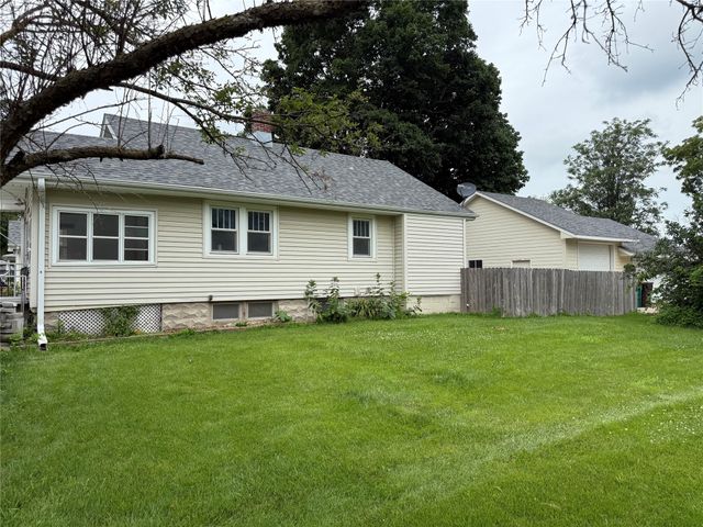 121 E Benton Street, Winterset, IA 50273