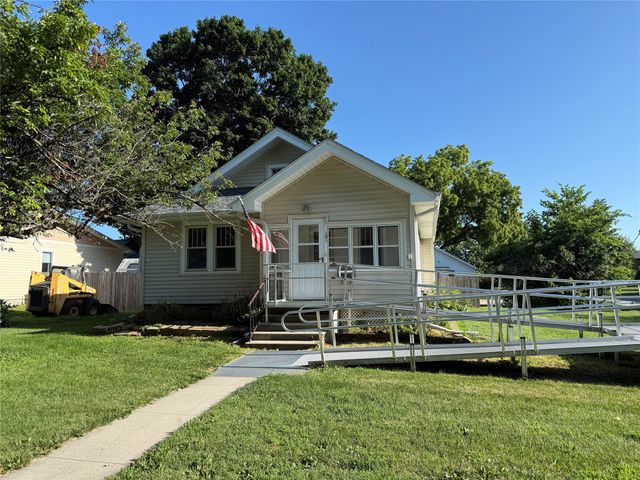 121 E Benton Street, Winterset, IA 50273