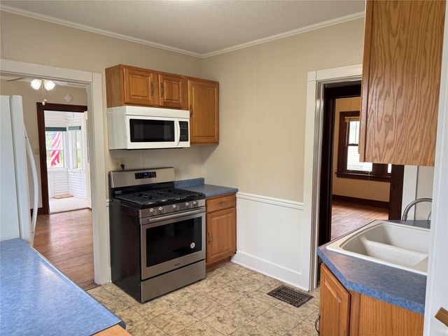 121 E Benton Street, Winterset, IA 50273
