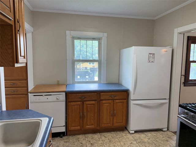 121 E Benton Street, Winterset, IA 50273