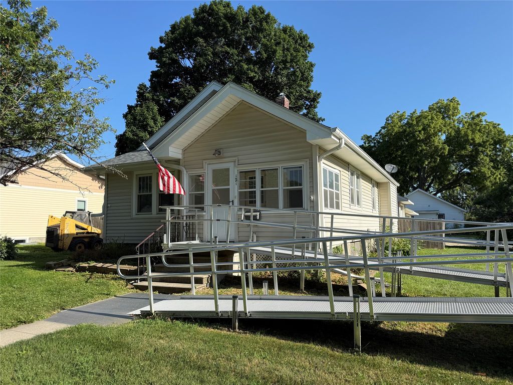121 E Benton Street, Winterset, IA 50273