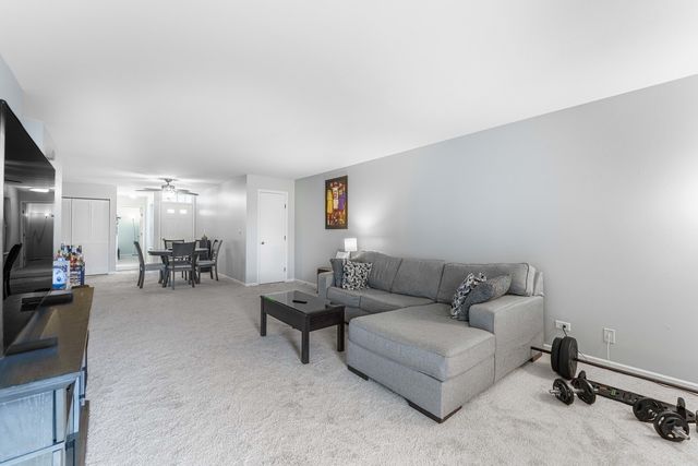 741 W Streamwood Boulevard A, Streamwood, IL 60107