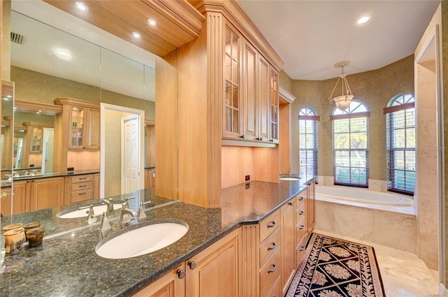 7825 WILTON CRESCENT CIRCLE, University Park, FL 34201