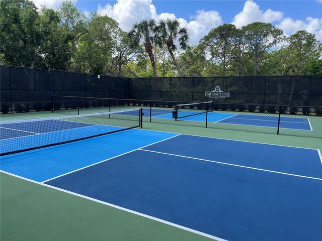 7825 WILTON CRESCENT CIRCLE, University Park, FL 34201