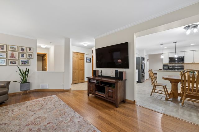606 Arlington Lane, South Elgin, IL 60177