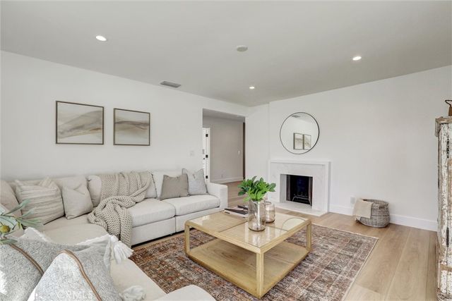 2046 Calvert, Costa Mesa, CA 92626