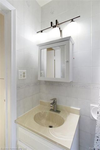 24932 Marigold Avenue, Warren, MI 48089