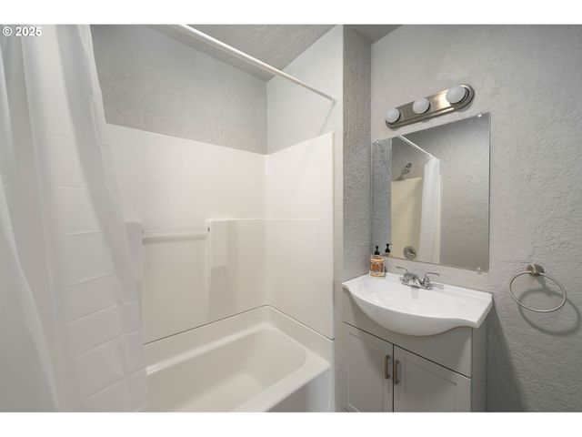 320 Se 106TH Ave, Portland, OR 97216