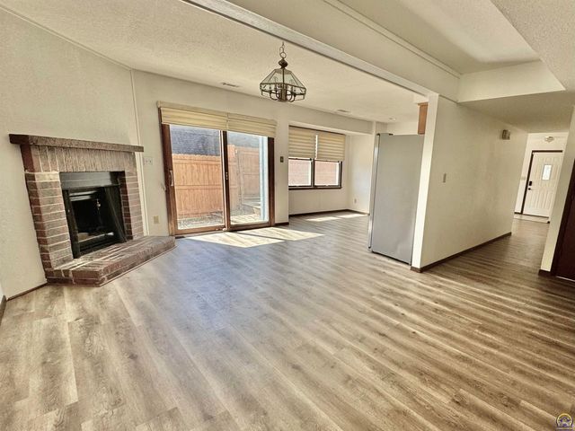 2926 SW Arrowhead RD, Topeka, KS 66614