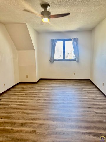 2926 SW Arrowhead RD, Topeka, KS 66614