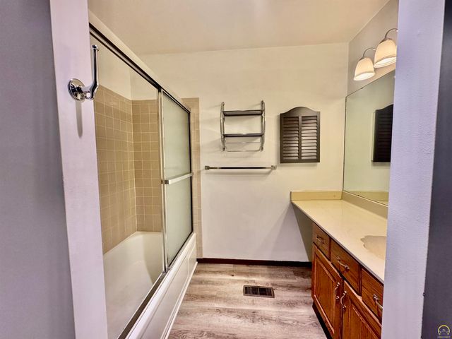2926 SW Arrowhead RD, Topeka, KS 66614