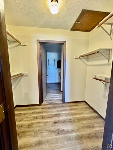 2926 SW Arrowhead RD, Topeka, KS 66614