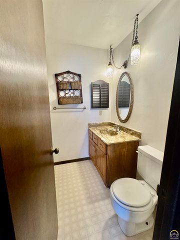 2926 SW Arrowhead RD, Topeka, KS 66614