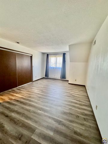 2926 SW Arrowhead RD, Topeka, KS 66614