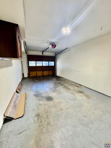 2926 SW Arrowhead RD, Topeka, KS 66614