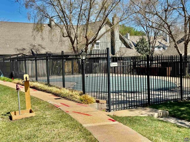 2926 SW Arrowhead RD, Topeka, KS 66614