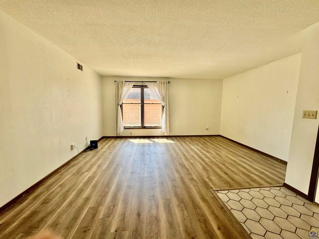 2926 SW Arrowhead RD, Topeka, KS 66614