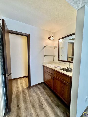 2926 SW Arrowhead RD, Topeka, KS 66614