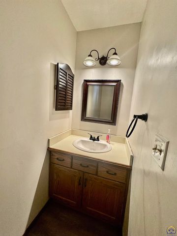 2926 SW Arrowhead RD, Topeka, KS 66614