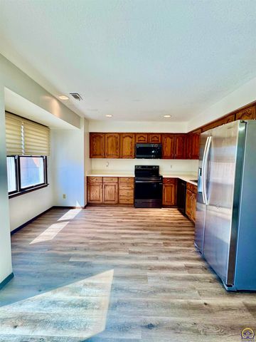 2926 SW Arrowhead RD, Topeka, KS 66614